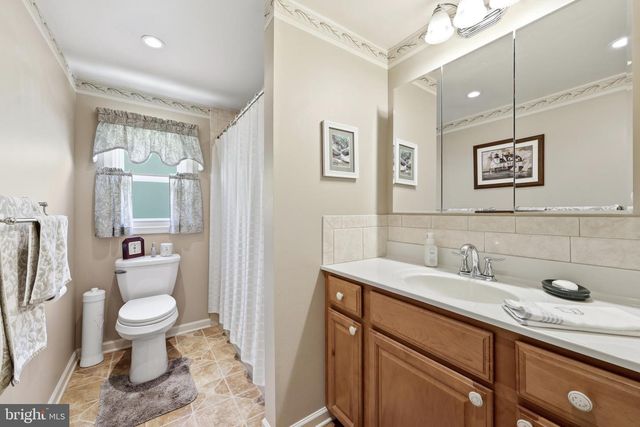 2 CARRIAGE LN, Marlton, NJ 08053