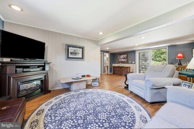 2 CARRIAGE LN, Marlton, NJ 08053