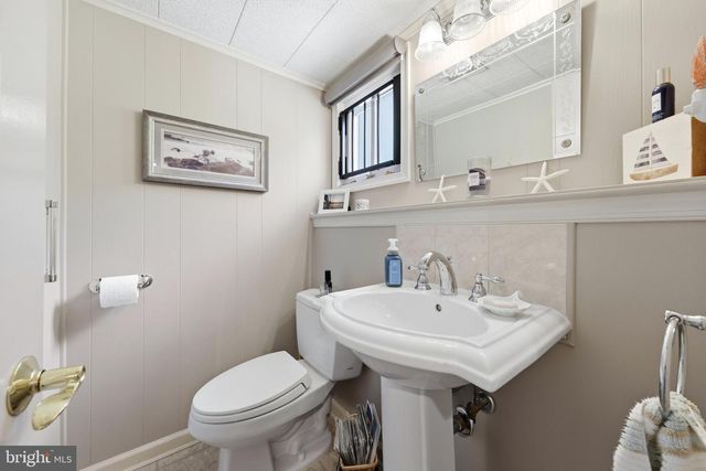 2 CARRIAGE LN, Marlton, NJ 08053