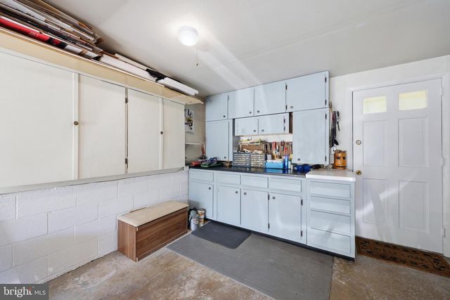 2 CARRIAGE LN, Marlton, NJ 08053