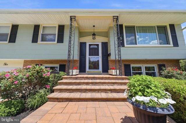 2 CARRIAGE LN, Marlton, NJ 08053