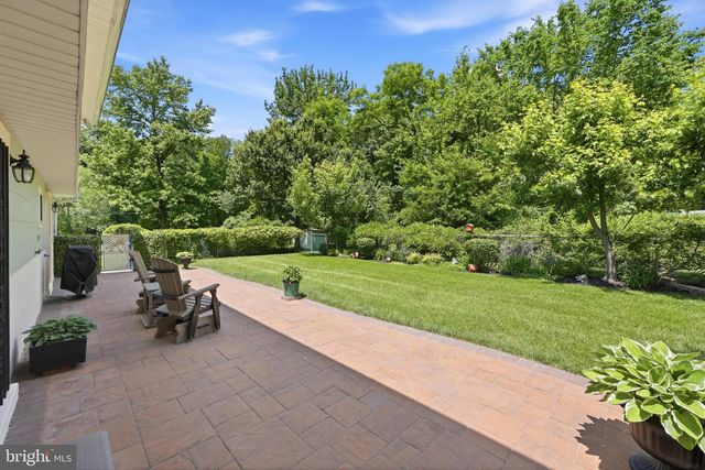 2 CARRIAGE LN, Marlton, NJ 08053