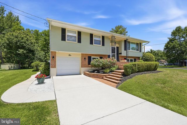 2 CARRIAGE LN, Marlton, NJ 08053
