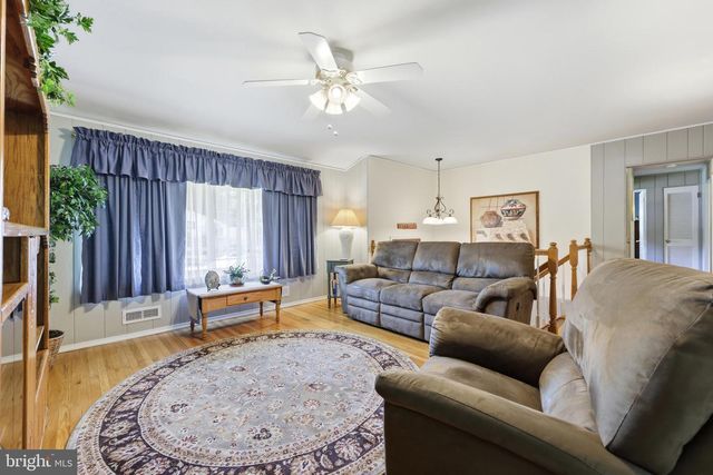 2 CARRIAGE LN, Marlton, NJ 08053