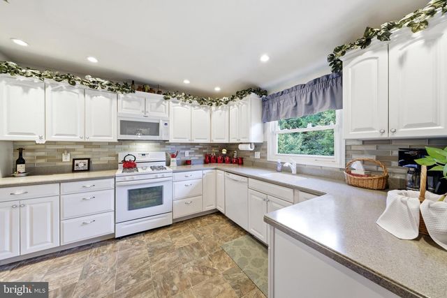 2 CARRIAGE LN, Marlton, NJ 08053