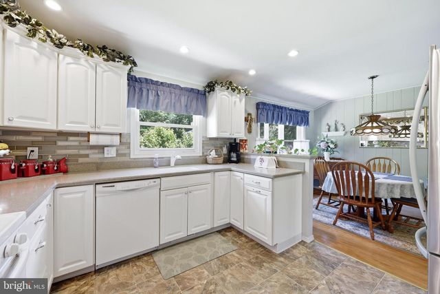 2 CARRIAGE LN, Marlton, NJ 08053
