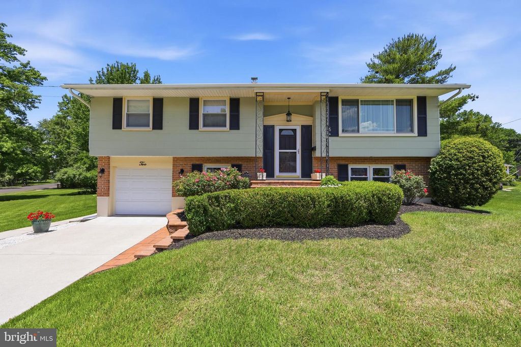 2 CARRIAGE LN, Marlton, NJ 08053