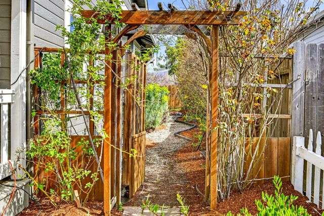 480 Parkside Drive, Ashland, OR 97520