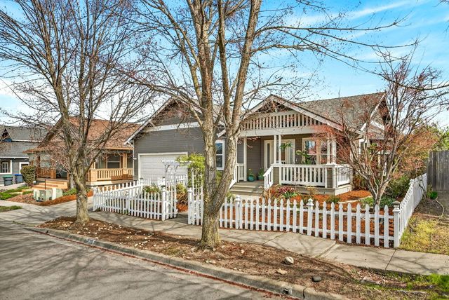 480 Parkside Drive, Ashland, OR 97520