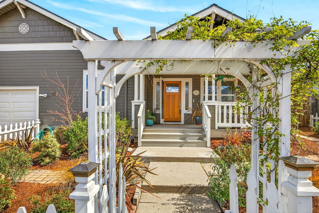 480 Parkside Drive, Ashland, OR 97520