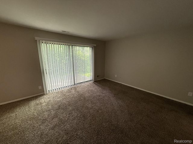 27153 Farmbrook Villa Drive, Southfield, MI 48034