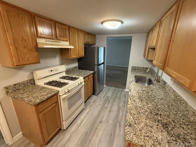 27153 Farmbrook Villa Drive, Southfield, MI 48034