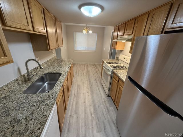 27153 Farmbrook Villa Drive, Southfield, MI 48034