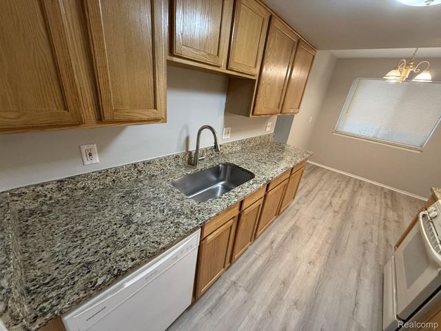 27153 Farmbrook Villa Drive, Southfield, MI 48034