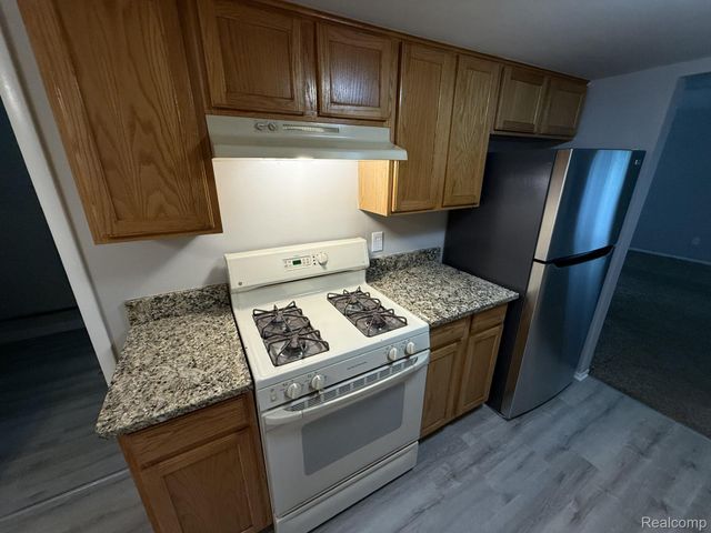 27153 Farmbrook Villa Drive, Southfield, MI 48034