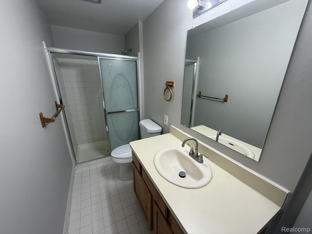 27153 Farmbrook Villa Drive, Southfield, MI 48034