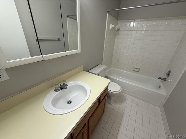 27153 Farmbrook Villa Drive, Southfield, MI 48034