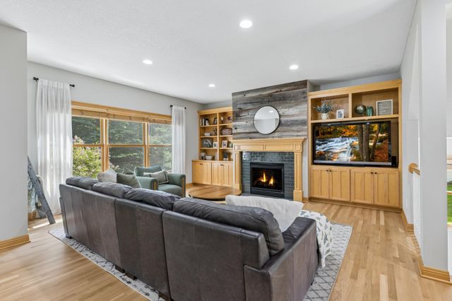 10423 Raleigh Road, Woodbury, MN 55129