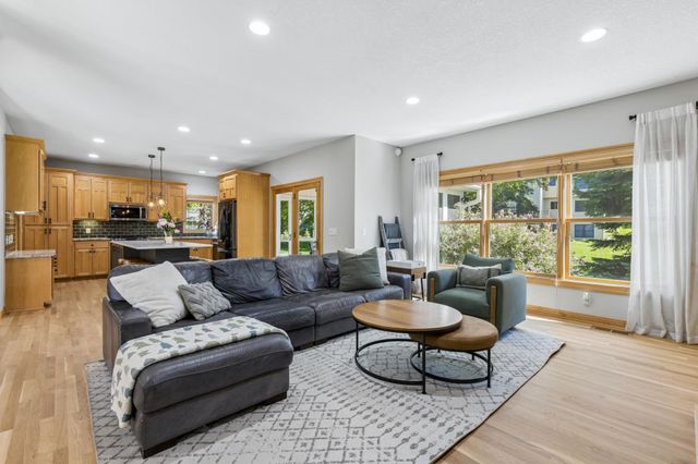 10423 Raleigh Road, Woodbury, MN 55129
