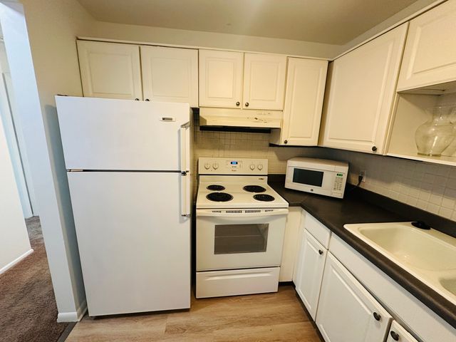 803 Brook Drive 5, Streamwood, IL 60107