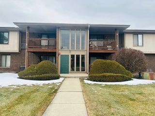 803 Brook Drive 5, Streamwood, IL 60107