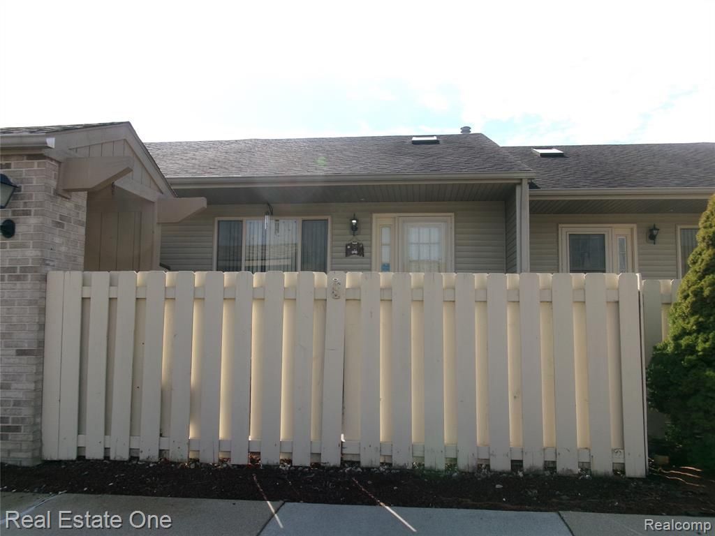 62181 Arlington Circle 4, South Lyon, MI 48178