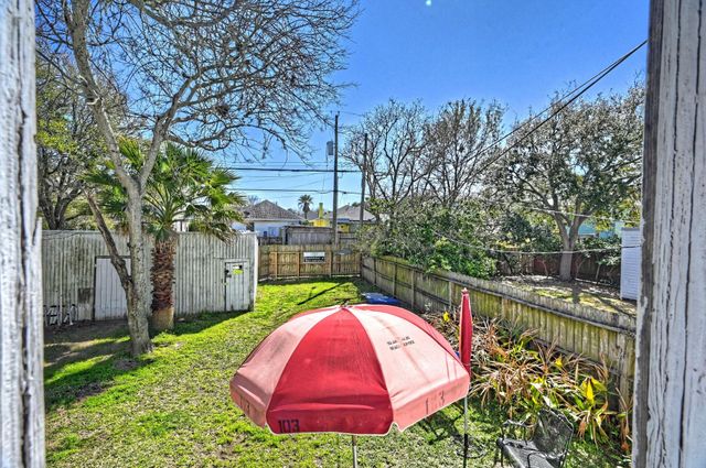 3115 Avenue P 1/2, Galveston, TX 77550