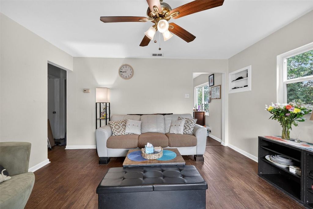 Image 7 of property listing at 306 E HYDRANGIA STREET, Tampa, FL 33612