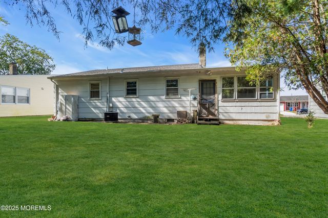 4 Chancellor Court, Toms River, NJ 08757