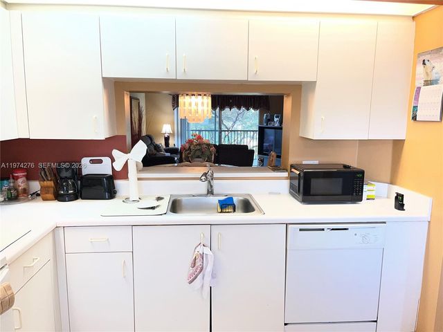 13105 SW 16th Ct 313L, Pembroke Pines, FL 33027