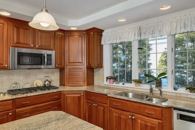 6 Governor Wentworth Highway, Tuftonboro, NH 03816