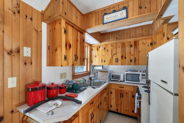 6 Governor Wentworth Highway, Tuftonboro, NH 03816