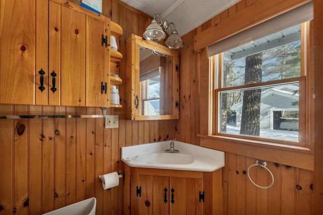 6 Governor Wentworth Highway, Tuftonboro, NH 03816