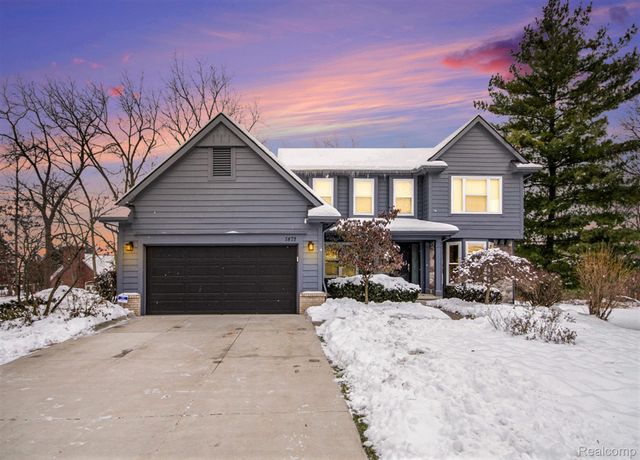 1871 Plumridge Court, Commerce Charter Township, MI 48390