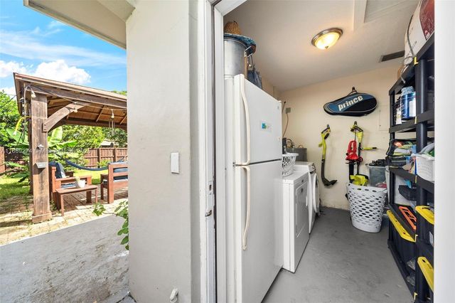 7831 NW 11th St, Pembroke Pines, FL 33024
