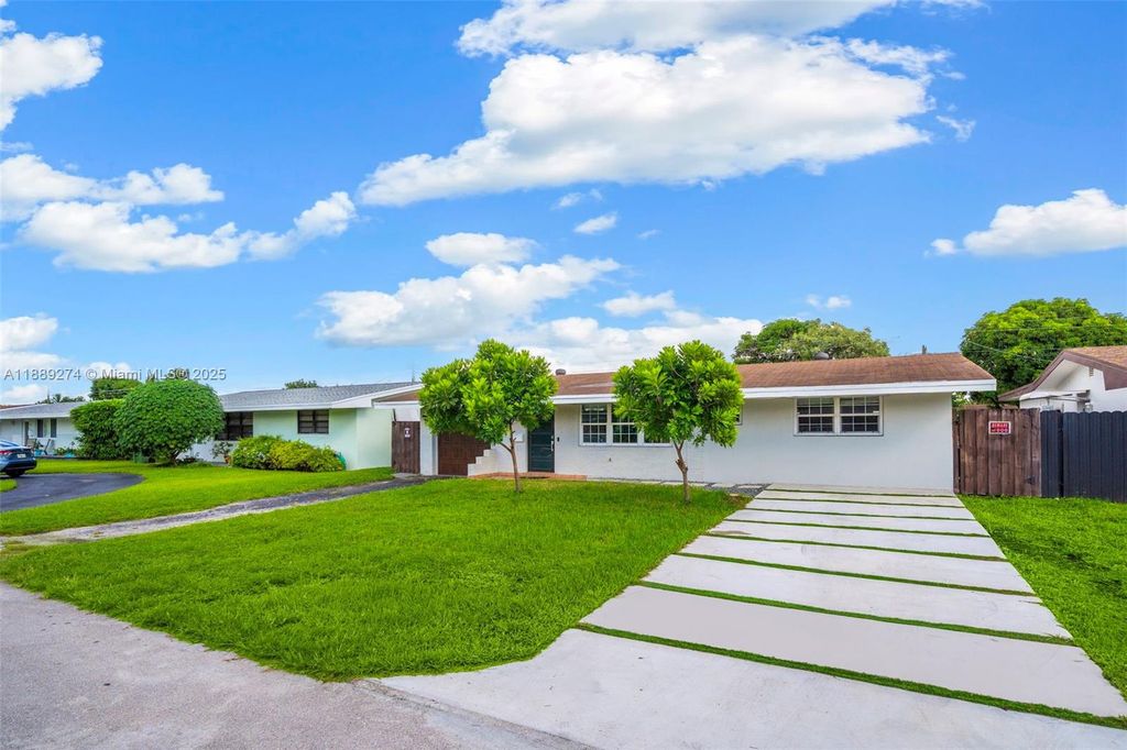 7831 NW 11th St, Pembroke Pines, FL 33024