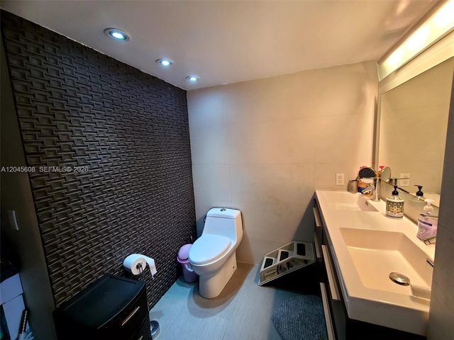 600 NE 36 St PH22, Miami, FL 33137