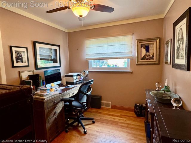 2470 Pinetree Drive, Trenton, MI 48183
