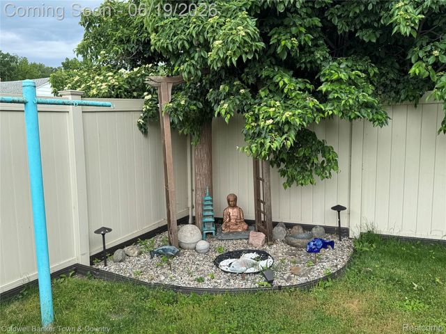 2470 Pinetree Drive, Trenton, MI 48183
