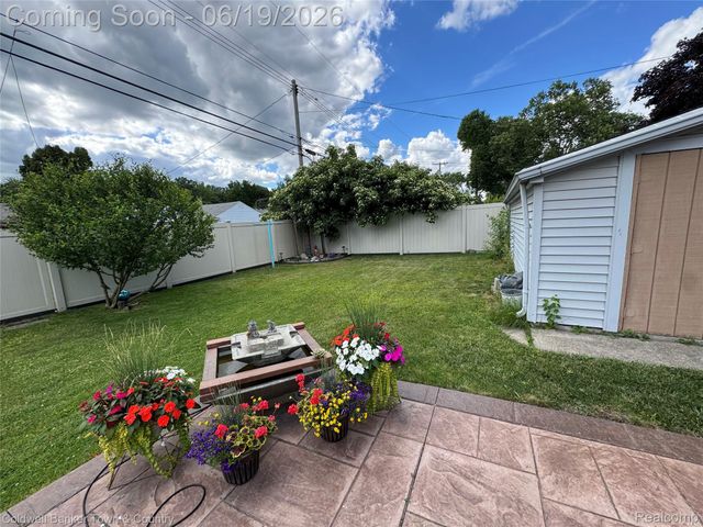 2470 Pinetree Drive, Trenton, MI 48183