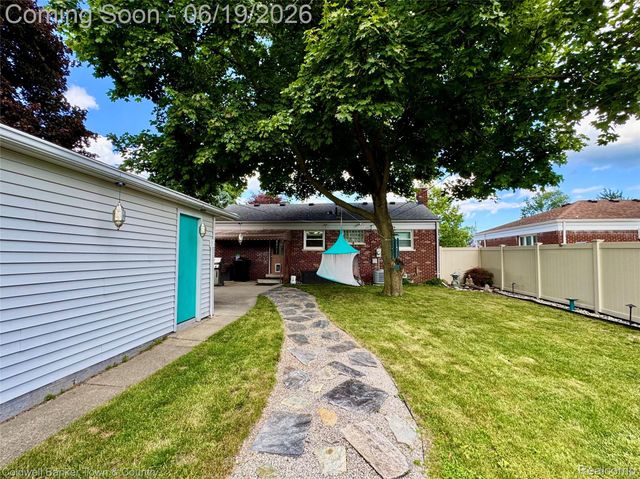 2470 Pinetree Drive, Trenton, MI 48183