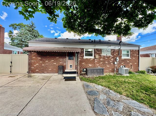 2470 Pinetree Drive, Trenton, MI 48183