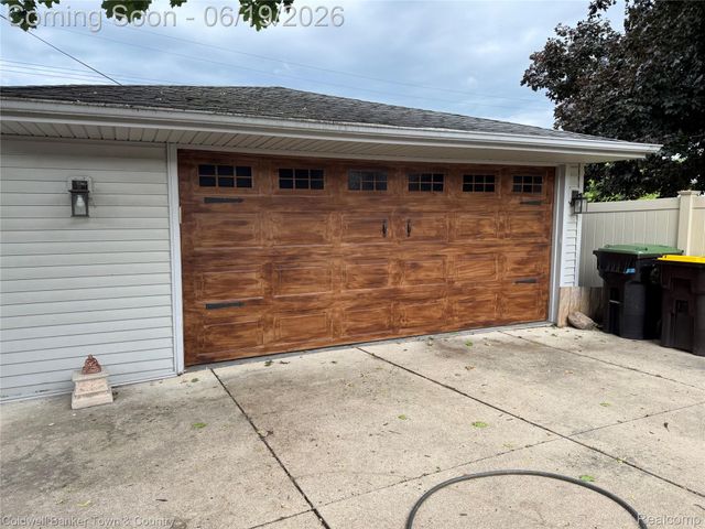 2470 Pinetree Drive, Trenton, MI 48183