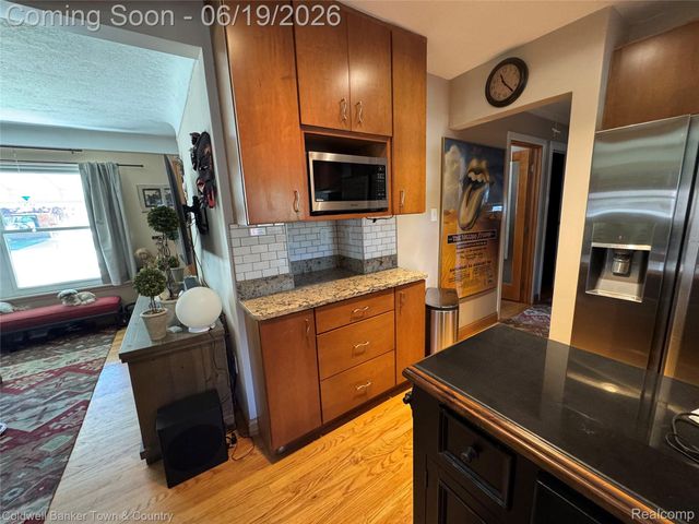 2470 Pinetree Drive, Trenton, MI 48183