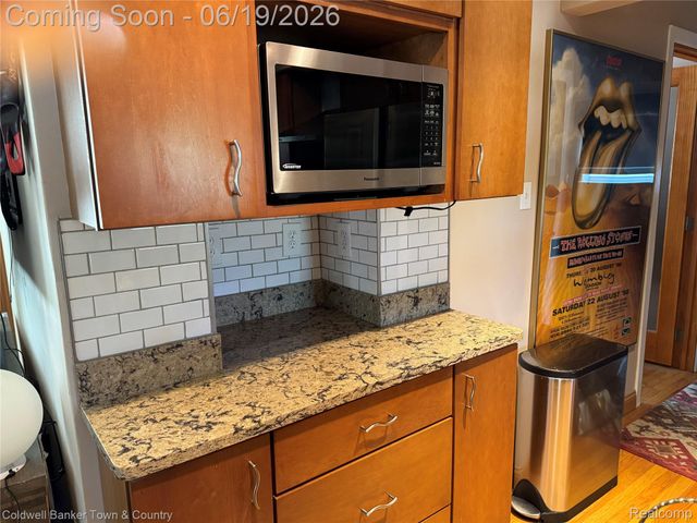 2470 Pinetree Drive, Trenton, MI 48183