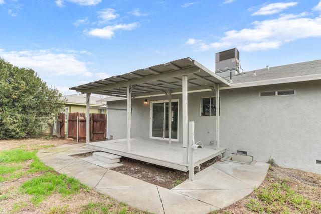 983 Kay St, Olivehurst, CA 95961
