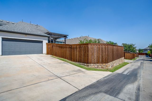13821 Parkline Way, Fort Worth, TX 76008