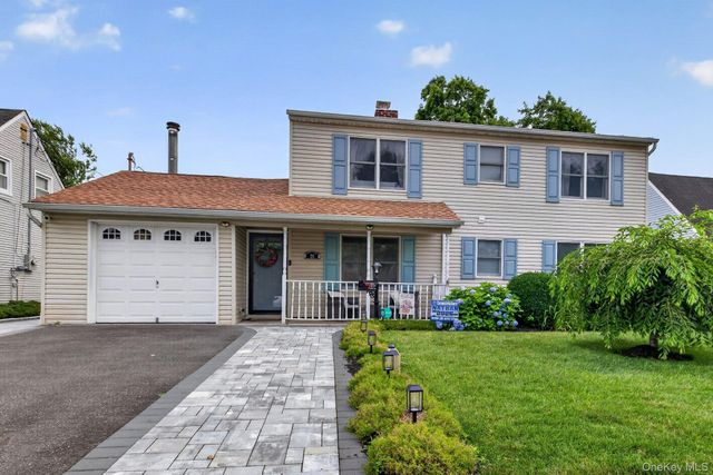 26 Saddler Lane, Levittown, NY 11756