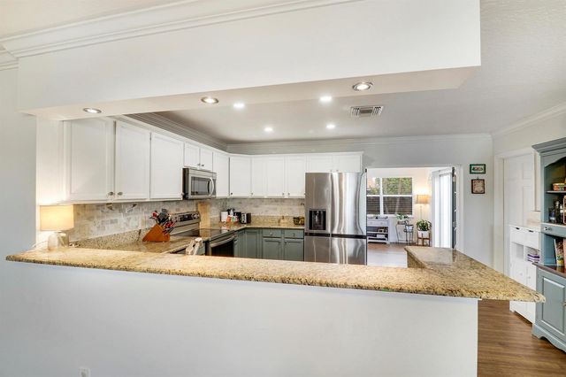 104 BANYAN Circle, Jupiter, FL 33458