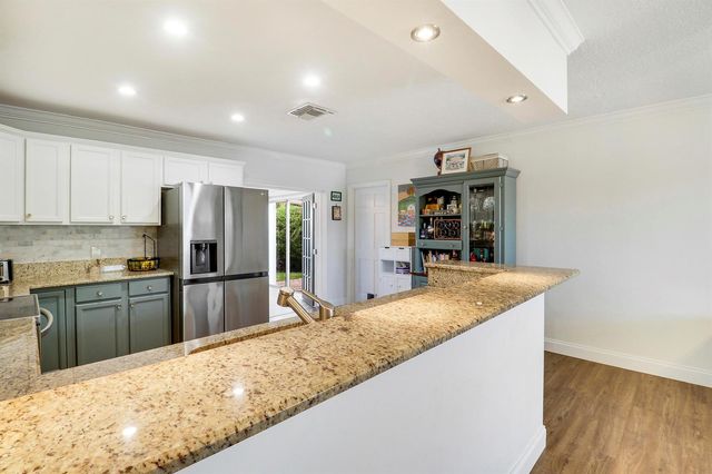 104 BANYAN Circle, Jupiter, FL 33458